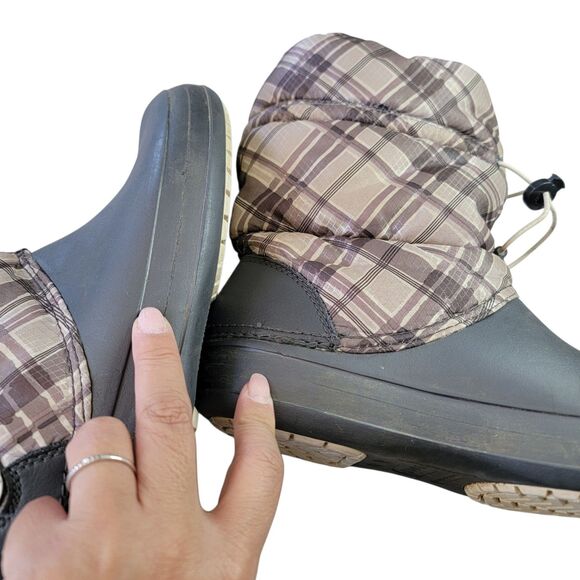 Crocs Puff Boots Winter Brown Checkerd Nylon Size 9 Shoes Weatherproof - Picture 5 of 8